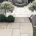 Porcelain tile and dove-grey chippings